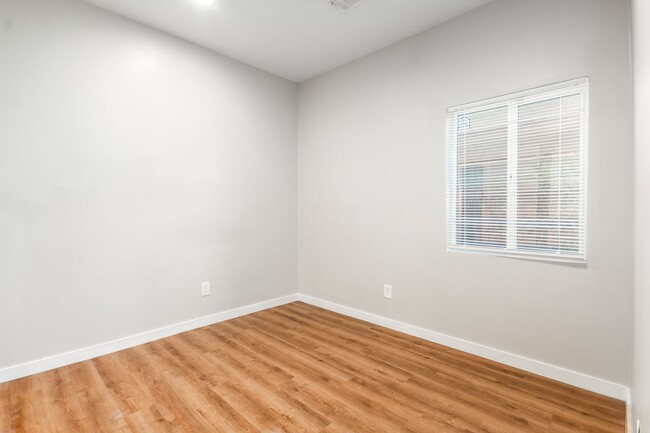 Building Photo - ***$500 Off Move In Special*** REMODELED 1...