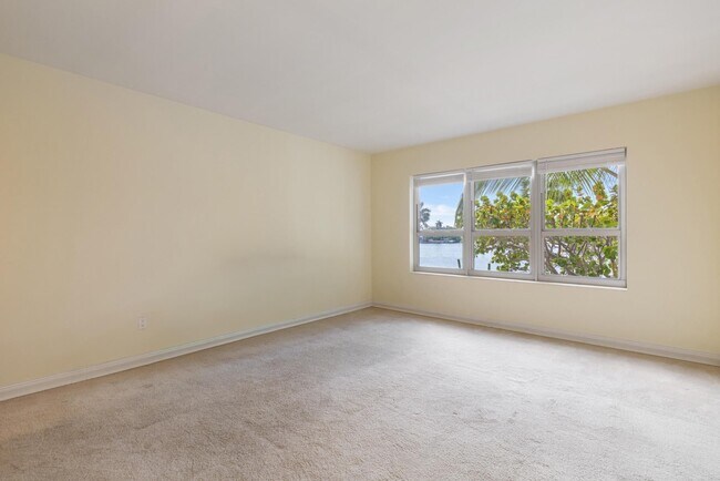 Building Photo - 9102 W Bay Harbor Dr