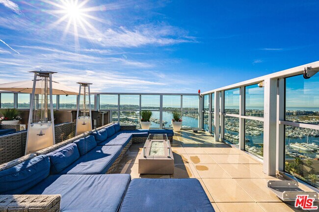 Building Photo - 13700 Marina Pointe Dr