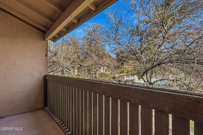 Building Photo - 1644 Lomaland Dr