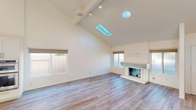 Building Photo - Spacious and beautifully updated 4 bedroom home available for long or short term lease.