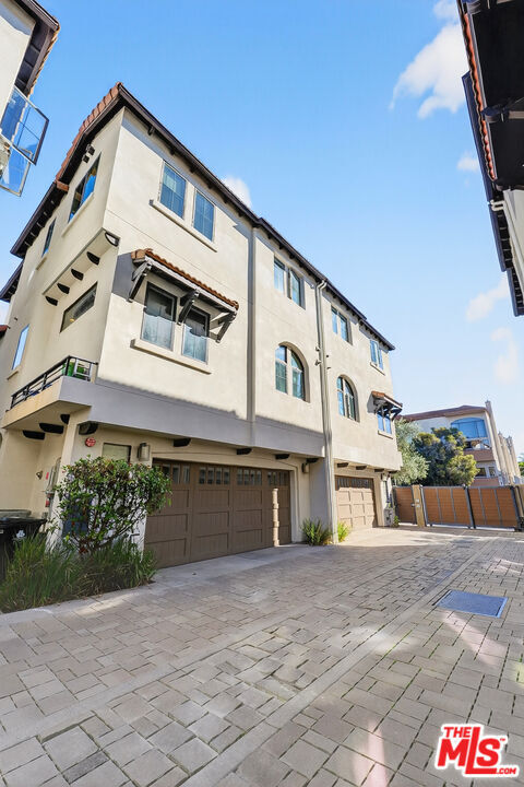 Building Photo - 5933 W Luna Park