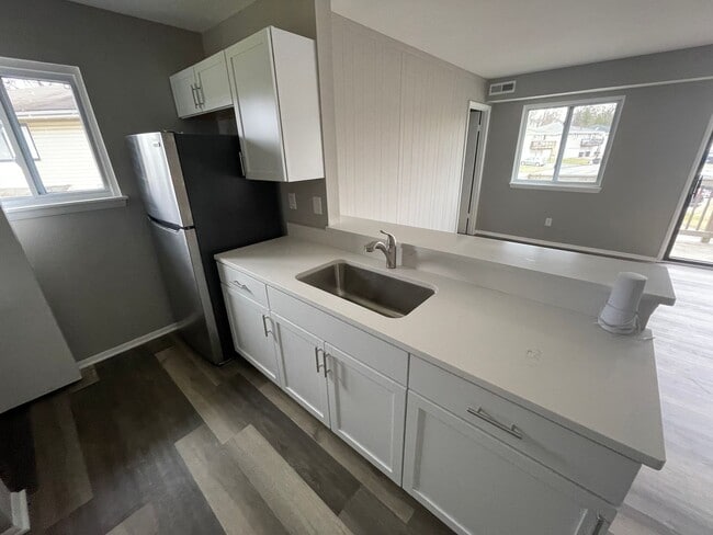 Building Photo - Renovated Condo in Edgewood with Garage!