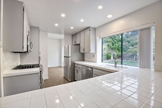 Building Photo - 2091 Sequoia Crest
