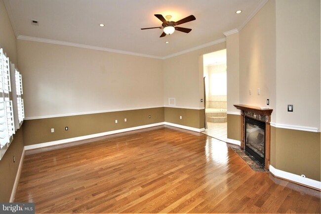 Building Photo - 5905 Lone Oak Dr