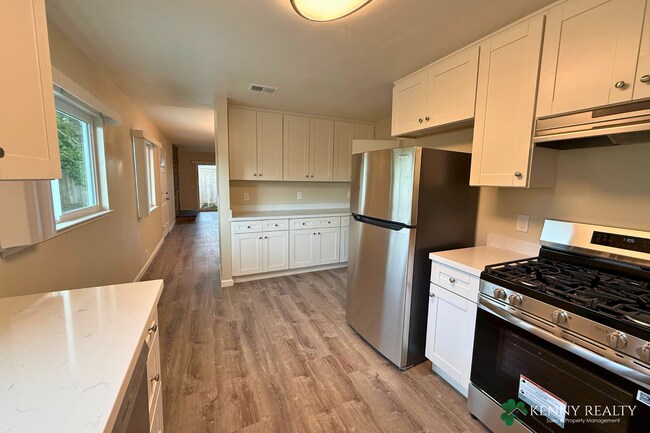 Building Photo - 2490 Fleetwood Dr