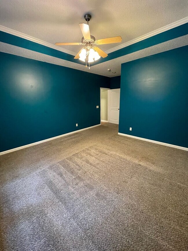 Building Photo - Rare Find in Henderson Golf Community!