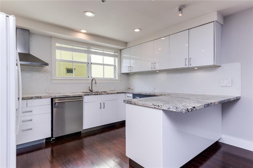 Building Photo - 623 NE 8th Ave