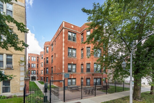 Primary Photo - 7530 N Seeley Ave