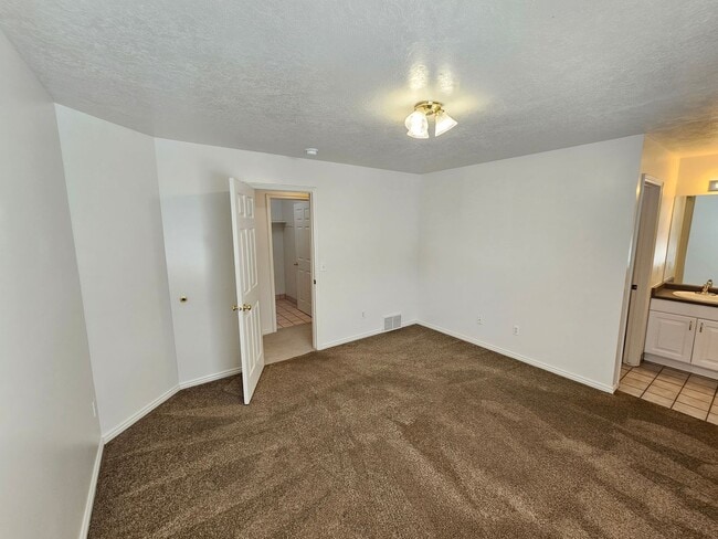Building Photo - Spacious 3 Bd 2.5 Bath Townhouse in Bountiful