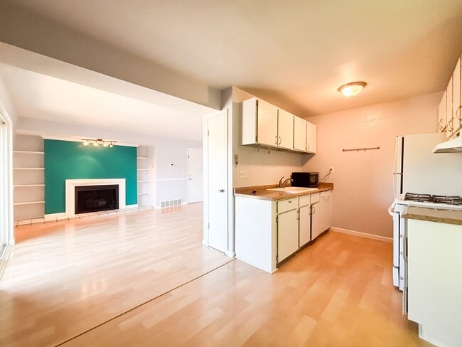 Building Photo - 2 BR/1BA | Newly Renovated Unit | | Fenced Backyard | Covered Carpot Parking