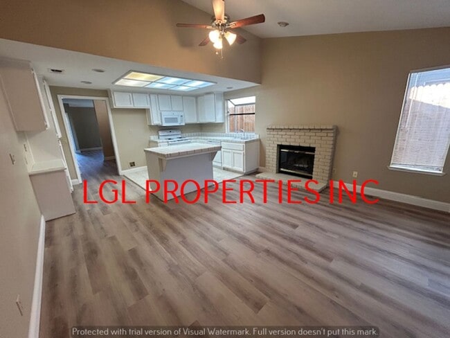 Building Photo - Very Nice Roseville 3 Bedroom 2 Bath Home