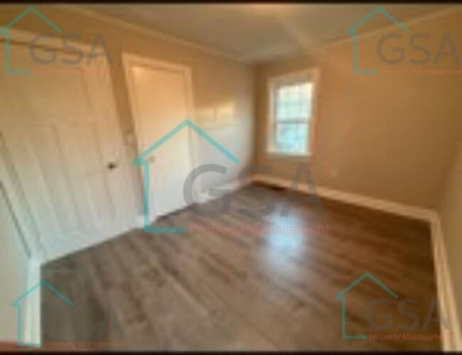 Building Photo - 2 Bedroom 1 Bath Available!