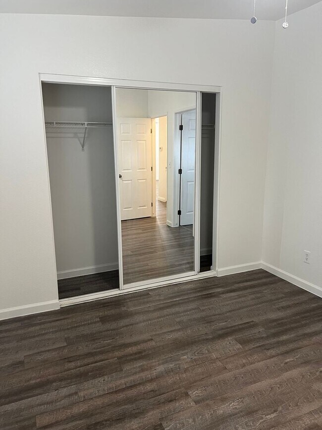 Building Photo - 1548 N Valencia Ct