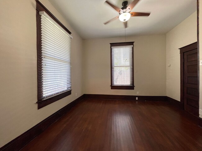 Building Photo - Great 4X2 Home Close to UT Campus