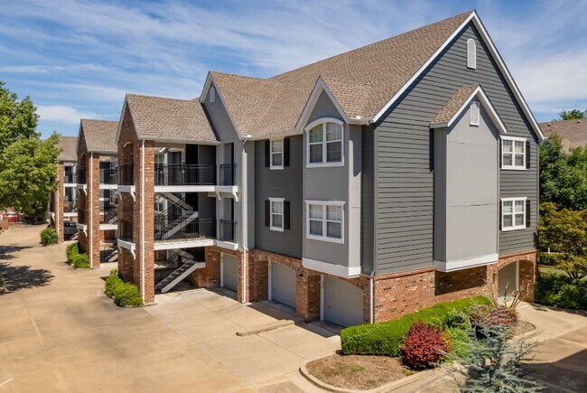 Building Photo - Beautiful large 2-bedroom 2 baths with 1 car garage in Mid Town Tulsa!!