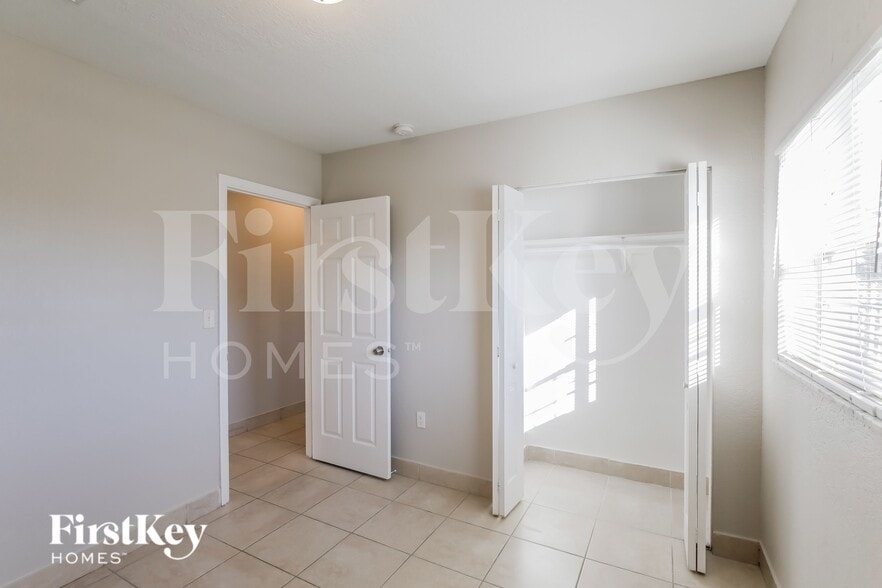 Building Photo - 1231 NE 214th St