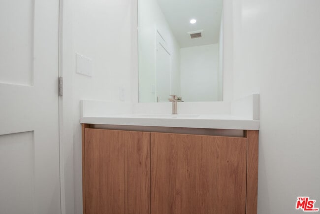 Building Photo - 2617 Carmona Ave