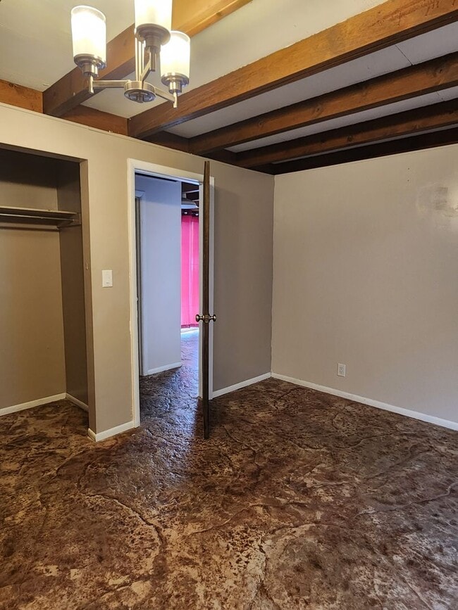 Building Photo - 2 Bedroom Home Located in Bloomfield