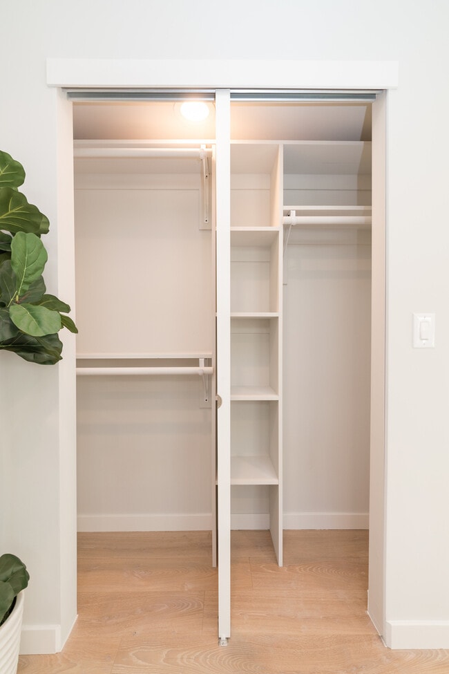 Building Photo - Two Bedroom Town Home-style Like Near NoHo Arts District