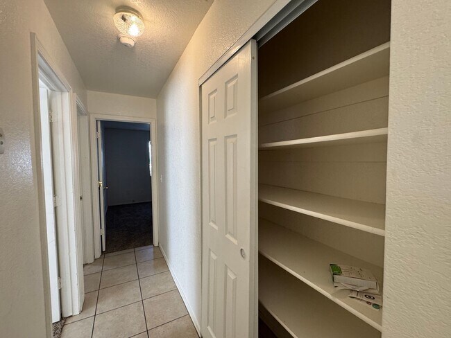 Building Photo - 3BR Duplex with gated yard and Garage