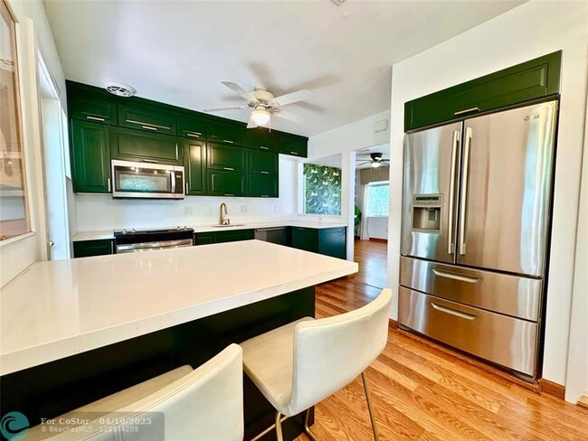 Building Photo - 311 NE 48th Ct