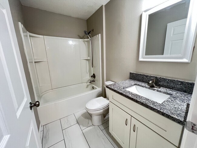 Building Photo - INCREDIBLE 3 Bedroom, 2 Bathroom Home In Ocklawaha!!