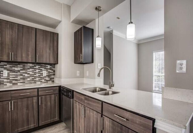Building Photo - 3 bedroom in Houston TX 77030