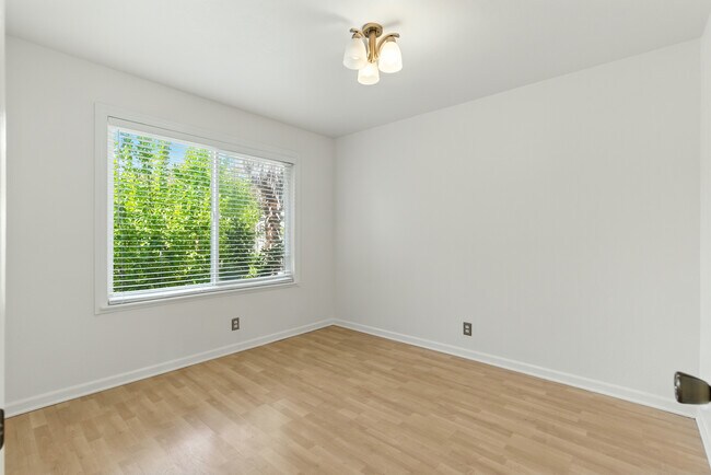 Building Photo - 208 Siskiyou Ct