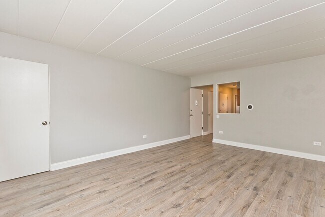Building Photo - Recently Renovated 2 Bedroom Garden Apartm...