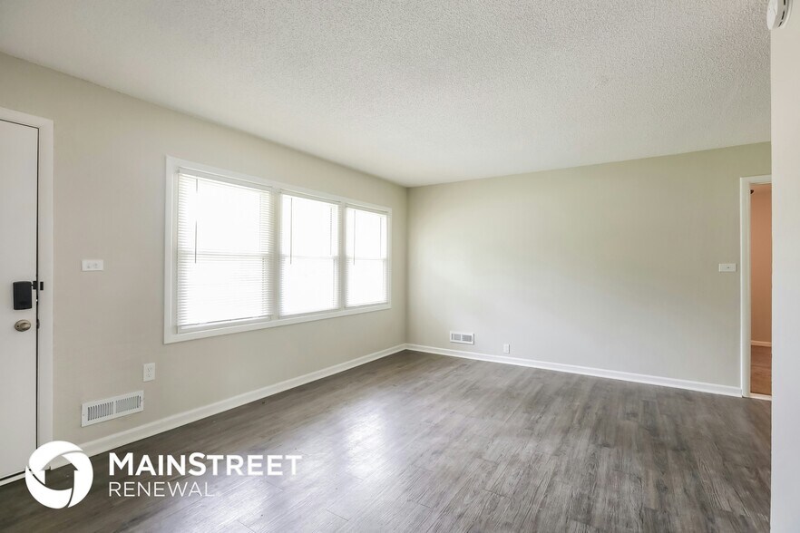 Building Photo - 10903 Bennington Ave