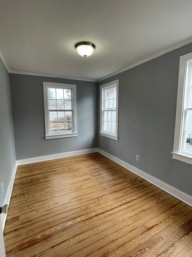Building Photo - MIDTOWN BUNGALOW