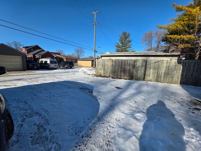 Building Photo - 210 S Maple Ave