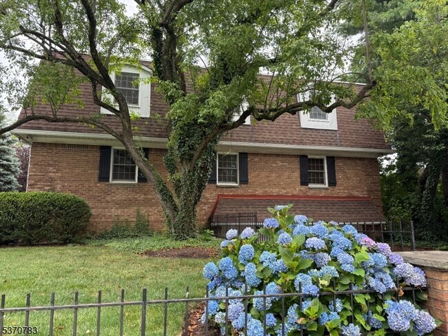 Primary Photo - 301 Claremont Ave