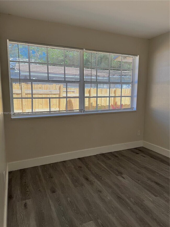 Building Photo - 522 NW 13th Ave