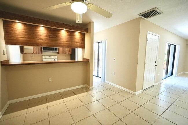 Building Photo - 1008 10th Ct