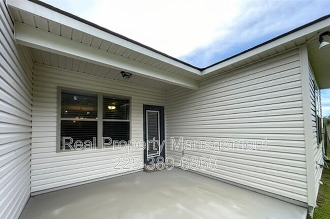 Building Photo - 17414 Berkshire Dr