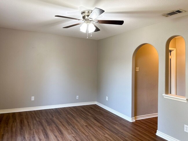 Building Photo - 4 Bedroom / 2 Bath / 2 Car Garage