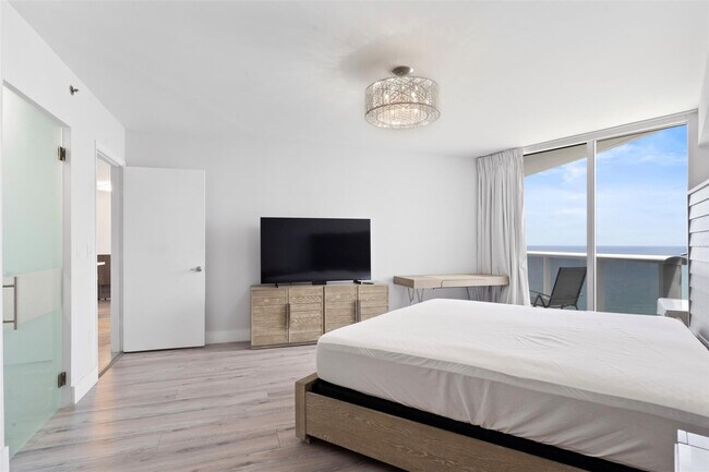 Building Photo - 18911 Collins Ave