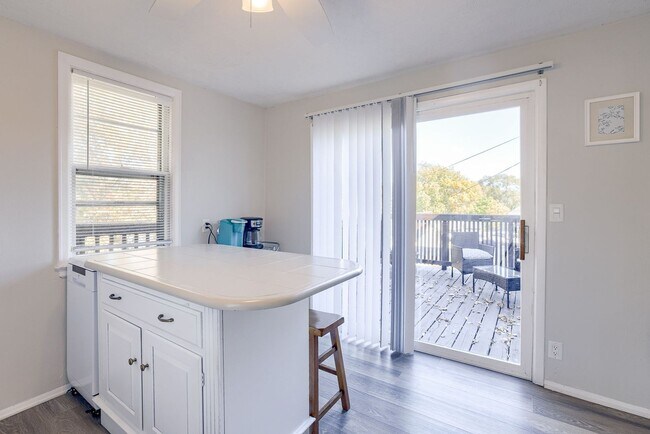 Building Photo - Cozy 1 Bedroom Bungalow!!