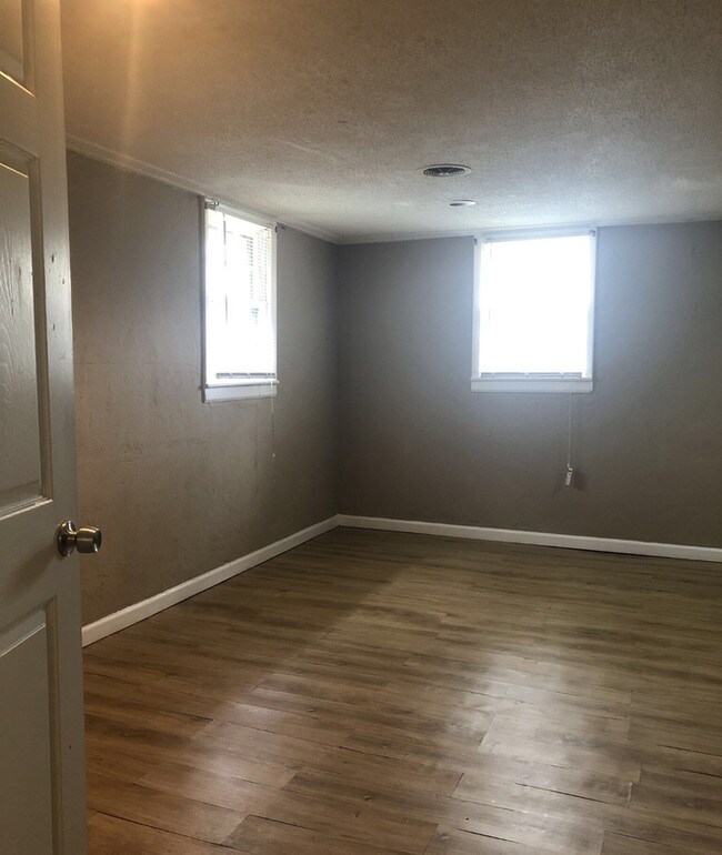 Building Photo - Gorgeous South KC Split Level