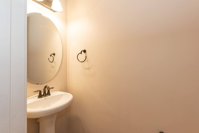 Building Photo - GORGEOUS Well maintained Two Bedroom Townhome!