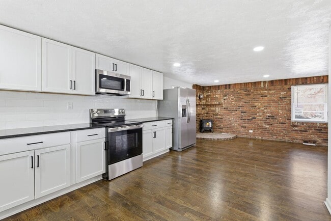 Building Photo - Renovated 3 Bedroom | 2 Full Bath Home