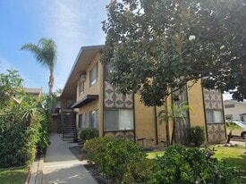 Building Photo - 620 W Lexington Dr