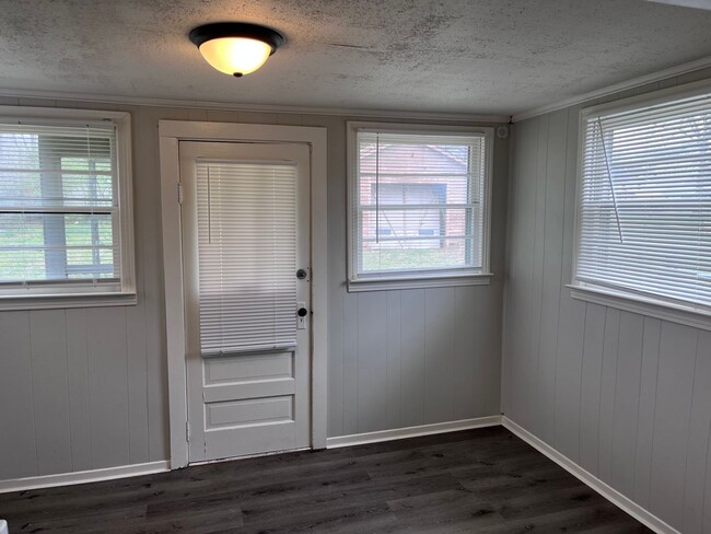 Building Photo - Cute 3 bedroom, 1 bath in Madison