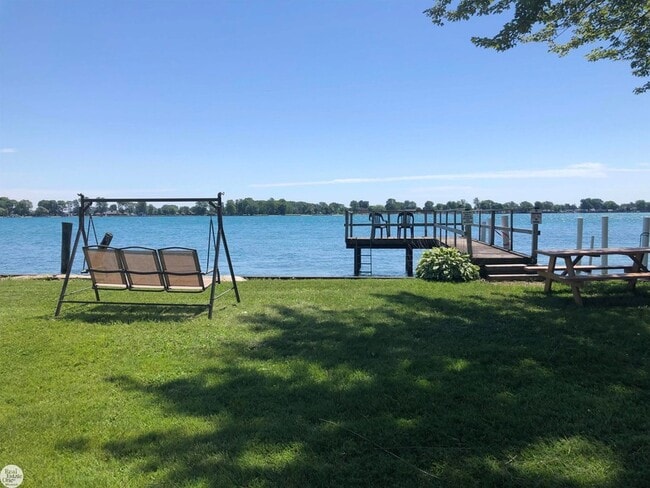 Building Photo - 9237 N River Rd