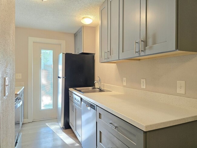 Building Photo - 2 Bedroom Unit Available Now in Gold Bar