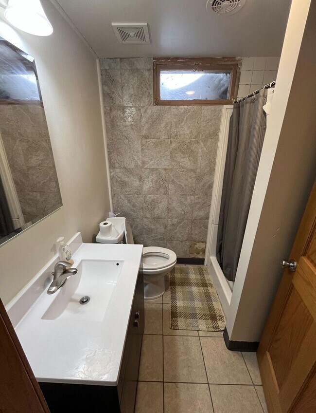 Building Photo - 5 bedroom/ 2 bath home within walking distance to BSU