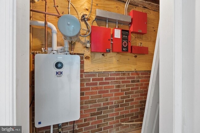 Building Photo - 9201 Rosemont Dr