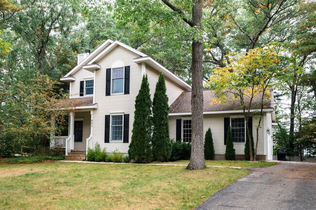Building Photo - 843 Pine Grove Ave